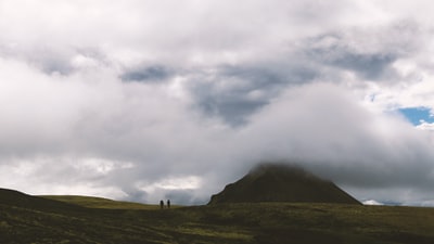 两人在云层下穿山而过